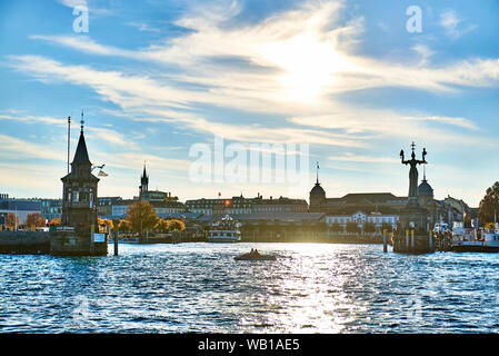 Allemagne, Bade-Wurtemberg, district de Constance, Constance, entrée du port, Imperia statue et pegel tour contre le soleil Banque D'Images