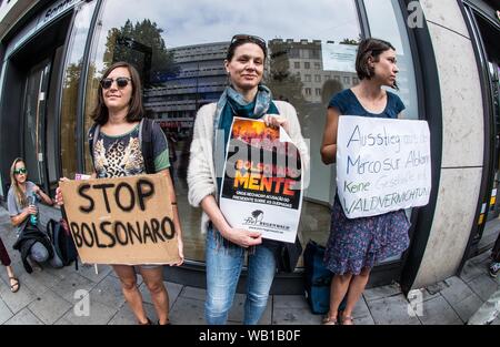 Munich, Allemagne. Août 23, 2019. Répondre aux réclamations présentées par le président du Brésil, que les ONG peuvent Bolsonaro ont mis le feu qui fait rage à travers l'Amazonie, les militants de l'extinction la rébellion et puis vendredi pour l'avenir réunis devant l'ambassade du Brésil à Munich (Allemagne) à l'aide d'un mourir dans des centaines de grandes d'attirer l'attention sur la destruction du plus grand dépôt de dioxyde de carbone actuellement en cours. Credit : ZUMA Press, Inc./Alamy Live News Banque D'Images