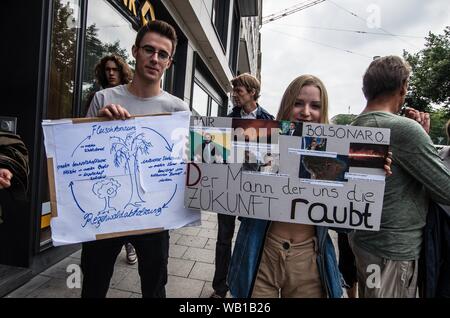 Munich, Allemagne. Août 23, 2019. Répondre aux réclamations présentées par le président du Brésil, que les ONG peuvent Bolsonaro ont mis le feu qui fait rage à travers l'Amazonie, les militants de l'extinction la rébellion et puis vendredi pour l'avenir réunis devant l'ambassade du Brésil à Munich (Allemagne) à l'aide d'un mourir dans des centaines de grandes d'attirer l'attention sur la destruction du plus grand dépôt de dioxyde de carbone actuellement en cours. Credit : ZUMA Press, Inc./Alamy Live News Banque D'Images