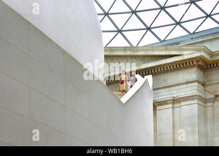 British Museum, Bloomsbury, London, England, UK. Les gens dans la grande cour, par l'escalier autour de la salle de lecture Banque D'Images