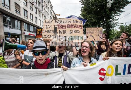 Munich, Allemagne. Août 23, 2019. Répondre aux réclamations présentées par le président du Brésil, que les ONG peuvent Bolsonaro ont mis le feu qui fait rage à travers l'Amazonie, les militants de l'extinction la rébellion et puis vendredi pour l'avenir réunis devant l'ambassade du Brésil à Munich (Allemagne) à l'aide d'un mourir dans des centaines de grandes d'attirer l'attention sur la destruction du plus grand dépôt de dioxyde de carbone actuellement en cours. Credit : ZUMA Press, Inc./Alamy Live News Banque D'Images