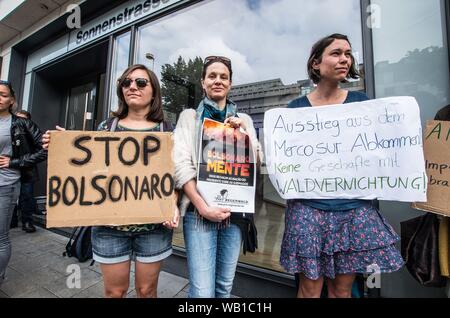 Munich, Allemagne. Août 23, 2019. Répondre aux réclamations présentées par le président du Brésil, que les ONG peuvent Bolsonaro ont mis le feu qui fait rage à travers l'Amazonie, les militants de l'extinction la rébellion et puis vendredi pour l'avenir réunis devant l'ambassade du Brésil à Munich (Allemagne) à l'aide d'un mourir dans des centaines de grandes d'attirer l'attention sur la destruction du plus grand dépôt de dioxyde de carbone actuellement en cours. Credit : ZUMA Press, Inc./Alamy Live News Banque D'Images