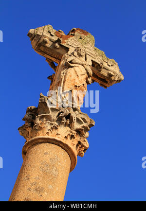 Sculpture du 15e siècle de la crucifixion du Christ sur un fond de ciel bleu. Curtidores Riverside, Salamanque, Castille et Leon, Espagne. Site de l'UNESCO. Banque D'Images