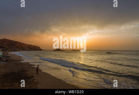 Le coucher du soleil sous le beau ciel bleu sur la plage Banque D'Images