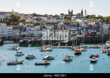 Vue depuis le ferry arrivant à St Peter Port, Guernsey Banque D'Images