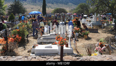 Le Mexique est 'Dia De Los Muertes" - le jour de l'année où le Mexicain "célébrer" les morts par apporter des fleurs et de la nourriture sur les tombes de leurs proches. Banque D'Images