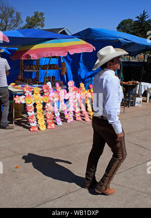 Le Mexique est 'Dia De Los Muertes" - le jour de l'année où le Mexicain "célébrer" les morts par apporter des fleurs et de la nourriture sur les tombes de leurs proches. Banque D'Images