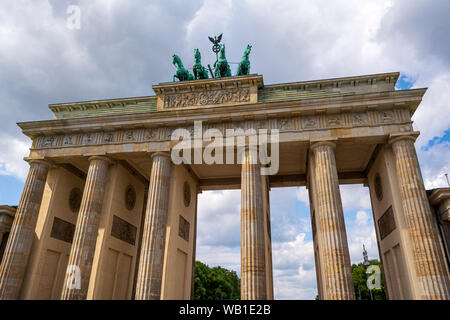 La porte de Brandebourg à Berlin. La porte de Brandebourg est un 18e siècle monument néo-classique à Berlin. Banque D'Images
