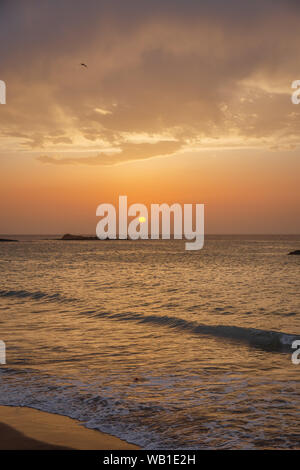 Le coucher du soleil sous le beau ciel bleu sur la plage Banque D'Images