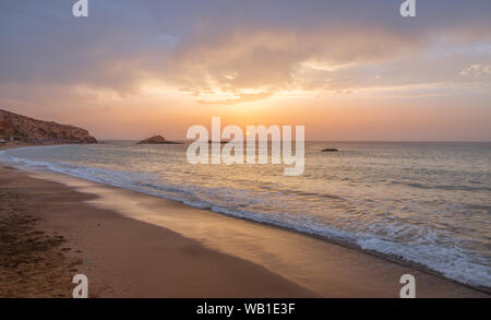 Le coucher du soleil sous le beau ciel bleu sur la plage Banque D'Images