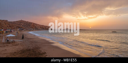 Le coucher du soleil sous le beau ciel bleu sur la plage Banque D'Images