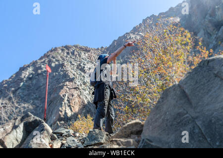 Young caucasian male traveler randonnées en montagnes des Andes, conscient wanderlust vocation outdoor Banque D'Images