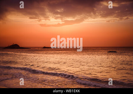 Le coucher du soleil sous le beau ciel bleu sur la plage Banque D'Images