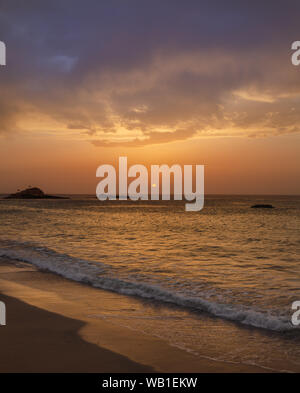 Le coucher du soleil sous le beau ciel bleu sur la plage Banque D'Images