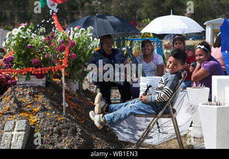 Le Mexique est 'Dia De Los Muertes" - le jour de l'année où le Mexicain "célébrer" les morts par apporter des fleurs et de la nourriture sur les tombes de leurs proches. Banque D'Images