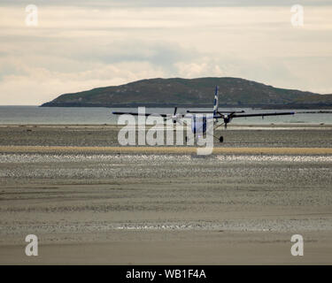 L'aéroport de Barra, Hébrides extérieures, en Écosse. Loganair les Twin Otter à l'atterrissage et au décollage à l'aéroport. Banque D'Images