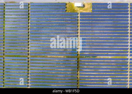 La production agricole de l'énergie solaire l'énergie renouvelable propre du soleil . Des milliers de panneaux solaires, les cellules solaires photovoltaïques , grande ferme solaire. Banque D'Images