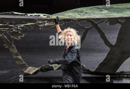 Bochum, Allemagne. Août 22, 2019. ATTENTION : LOCK OFF TIME 23.08.2019, 22 heures. Membre de l'ensemble est sur scène dans la Jahrhunderthalle Bochum lors d'une répétition de la photo encore de jouer "Tout ce qui est arrivé et il passerait' réalisé par Heiner Goebbels. Crédit : Caroline Seidel/DPA - ATTENTION : Seulement pour un usage éditorial dans le cadre des rapports sur la Ruhrtriennale 2019/dpa/Alamy Live News Banque D'Images