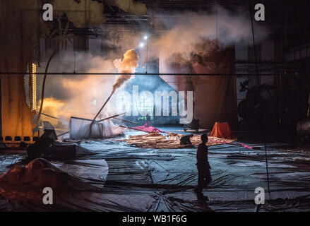 Bochum, Allemagne. Août 22, 2019. ATTENTION : LOCK OFF TIME 23.08.2019, 22 heures. Au cours d'une répétition de la photo dans la Jahrhunderthalle Bochum, membres de l'ensemble de répéter la comédie musicale 'tout ce qui est arrivé et il passerait' réalisé par Heiner Goebbels. Crédit : Caroline Seidel/DPA - ATTENTION : Seulement pour un usage éditorial dans le cadre des rapports sur la Ruhrtriennale 2019/dpa/Alamy Live News Banque D'Images