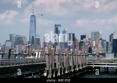 Vue sur la vieille jetée en bois avec la partie basse de Manhattan en arrière-plan de la Statue de la liberté, Liberty Island, New York, USA Banque D'Images