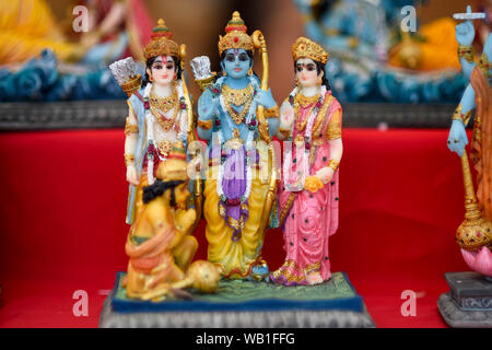 Watford, Royaume-Uni. 23 août 2019. Une statue du Seigneur Krishna à vendre des milliers de célébrer la naissance du Seigneur Krishna Janmashtami au festival au Bhaktivedanta Manor temple Hare Krishna à Watford, Hertfordshire. Le manoir a été donné à la mouvement Hare Krishna par ex Beatle George Harrison et accueille chaque année le plus grand festival de Janmashtami en dehors de l'Inde. Crédit : Stephen Chung / Alamy Live News Banque D'Images