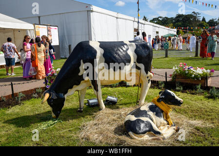 Watford, Royaume-Uni. 23 août 2019. Des statues de vaches sacrées à l'écran comme des milliers de célébrer la naissance du Seigneur Krishna Janmashtami au festival au Bhaktivedanta Manor temple Hare Krishna à Watford, Hertfordshire. Le manoir a été donné à la mouvement Hare Krishna par ex Beatle George Harrison et accueille chaque année le plus grand festival de Janmashtami en dehors de l'Inde. Crédit : Stephen Chung / Alamy Live News Banque D'Images