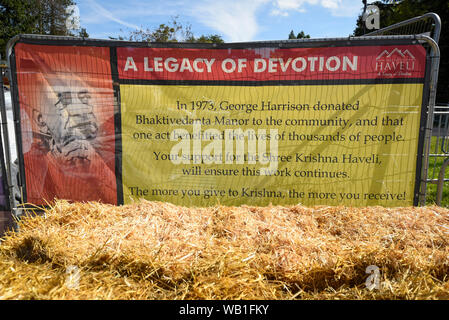 Watford, Royaume-Uni. 23 août 2019. Un signe sur l'écran comme des milliers de célébrer la naissance du Seigneur Krishna Janmashtami au festival au Bhaktivedanta Manor temple Hare Krishna à Watford, Hertfordshire. Le manoir a été donné à la mouvement Hare Krishna par ex Beatle George Harrison et accueille chaque année le plus grand festival de Janmashtami en dehors de l'Inde. Crédit : Stephen Chung / Alamy Live News Banque D'Images