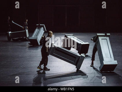 Bochum, Allemagne. Août 22, 2019. ATTENTION : LOCK OFF TIME 23.08.2019, 22 heures. Au cours de la répétition générale de la photo dans la Jahrhunderthalle Bochum, membres de l'ensemble fera la comédie musicale 'tout ce qui est arrivé et il passerait' réalisé par Heiner Goebbels. Crédit : Caroline Seidel/DPA - ATTENTION : Seulement pour un usage éditorial dans le cadre des rapports sur la Ruhrtriennale 2019/dpa/Alamy Live News Banque D'Images