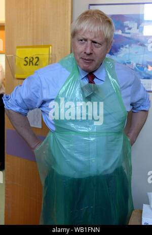 Premier ministre Boris Johnson au cours d'une visite à l'hôpital Torbay, dans le Devon après qu'il s'est félicité de l'examen de l'alimentation de l'hôpital à la suite de la mort de six personnes en raison d'une éclosion de listériose. Banque D'Images