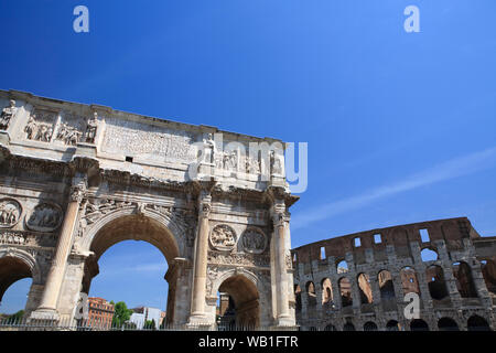 L'Arc de Constantin par le Colisée, Rome. Construite pour commémorer la victoire de Constantin I à la bataille de pont Milvius. Banque D'Images