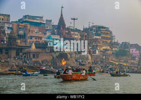 Des bûchers funéraires sacrés sur la rive du Gange, Varanasi, Inde Banque D'Images