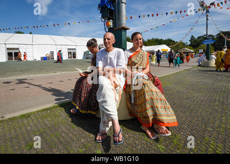 Watford, Royaume-Uni. 23 août 2019. Les dévots célébrer la naissance du Seigneur Krishna Janmashtami au festival au Bhaktivedanta Manor temple Hare Krishna à Watford, Hertfordshire. Le manoir a été donné à la mouvement Hare Krishna par ex Beatle George Harrison et accueille chaque année le plus grand festival de Janmashtami en dehors de l'Inde. Crédit : Stephen Chung / Alamy Live News Banque D'Images