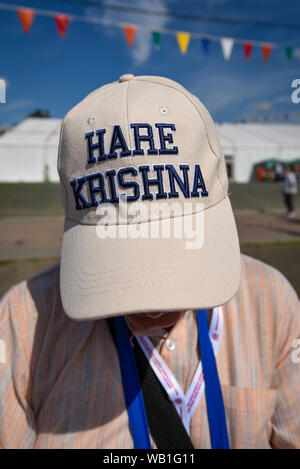 Watford, Royaume-Uni. 23 août 2019. Un dévot porte un chapeau d'Hare Krishna comme des milliers de célébrer la naissance du Seigneur Krishna Janmashtami au festival au Bhaktivedanta Manor temple Hare Krishna à Watford, Hertfordshire. Le manoir a été donné à la mouvement Hare Krishna par ex Beatle George Harrison et accueille chaque année le plus grand festival de Janmashtami en dehors de l'Inde. Crédit : Stephen Chung / Alamy Live News Banque D'Images