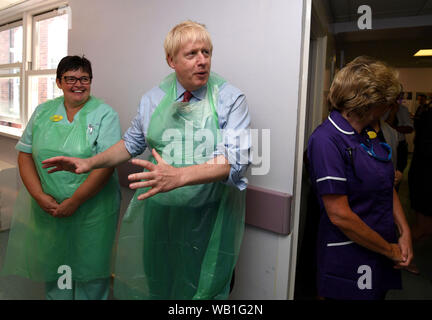 Premier ministre Boris Johnson parle au personnel au cours d'une visite à l'hôpital Torbay, dans le Devon après qu'il s'est félicité de l'examen de l'alimentation de l'hôpital à la suite de la mort de six personnes en raison d'une éclosion de listériose. Banque D'Images