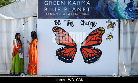 Watford, Royaume-Uni. 23 août 2019. Les dévots à côté d'un mur comme l'affichage graphique des milliers de célébrer la naissance du Seigneur Krishna Janmashtami au festival au Bhaktivedanta Manor temple Hare Krishna à Watford, Hertfordshire. Le manoir a été donné à la mouvement Hare Krishna par ex Beatle George Harrison et accueille chaque année le plus grand festival de Janmashtami en dehors de l'Inde. Crédit : Stephen Chung / Alamy Live News Banque D'Images