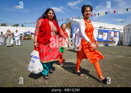 Watford, Royaume-Uni. 23 août 2019. Les dévots célébrer la naissance du Seigneur Krishna Janmashtami au festival au Bhaktivedanta Manor temple Hare Krishna à Watford, Hertfordshire. Le manoir a été donné à la mouvement Hare Krishna par ex Beatle George Harrison et accueille chaque année le plus grand festival de Janmashtami en dehors de l'Inde. Crédit : Stephen Chung / Alamy Live News Banque D'Images