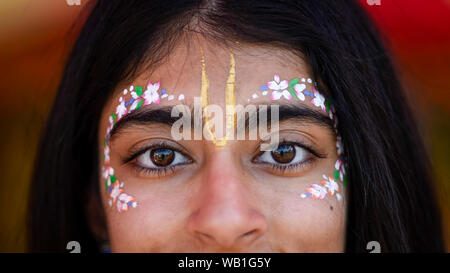 Watford, Royaume-Uni. 23 août 2019. Un dévot porte des milliers de points gopi célébrer la naissance du Seigneur Krishna Janmashtami au festival au Bhaktivedanta Manor temple Hare Krishna à Watford, Hertfordshire. Le manoir a été donné à la mouvement Hare Krishna par ex Beatle George Harrison et accueille chaque année le plus grand festival de Janmashtami en dehors de l'Inde. Crédit : Stephen Chung / Alamy Live News Banque D'Images