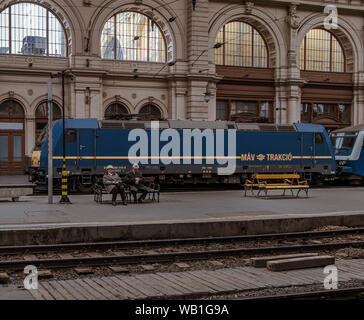 Couple de personnes âgées en attente d'un train à la gare Keleti de Budapest. Banque D'Images