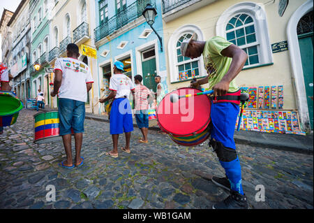 SALVADOR, BRÉSIL - 15 mars 2018 : un groupe de batteurs jouer devant des architecture colorée de Pelourinho, dans le cadre d'un projet social. Banque D'Images