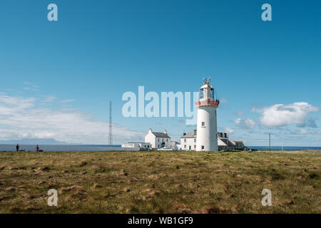 Kilbaha, Loop Head au sud, le comté de Clare, Irlande - 19 mai 2019. La boucle Head Lighthouse, construit en 1854, se dresse sur un promontoire protégeant l'entrée Banque D'Images
