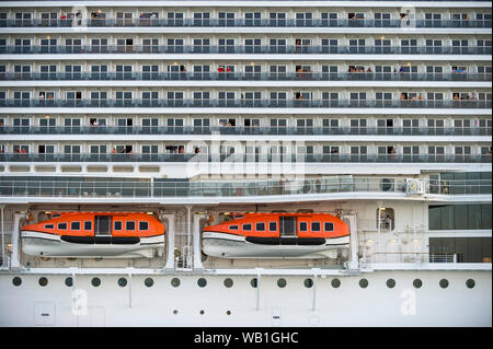 MIAMI - AOÛT, 2018 : l'imposant navire de croisière Carnival Magic bloque le ciel tel qu'il quitte Port Miami, le terminal de croisière la plus fréquentée au monde. Banque D'Images