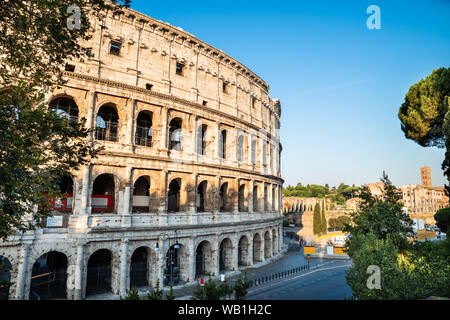 Au lever du soleil à l'extérieur du Colisée à Rome, Italie Banque D'Images