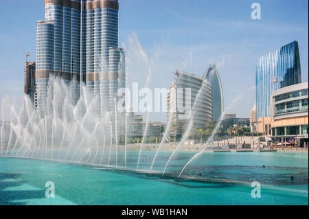 Dubaï, Émirats arabes unis - le 14 novembre : Les fontaines dansantes centre-ville et dans un lac artificiel à Dubaï (Émirats arabes unis le 14 novembre 2012. Le Dubaï fontaines dansantes sont wo Banque D'Images