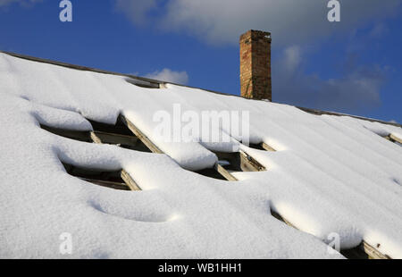 Une des serres couvertes de neige au soleil avec la neige commence à fondre. Banque D'Images