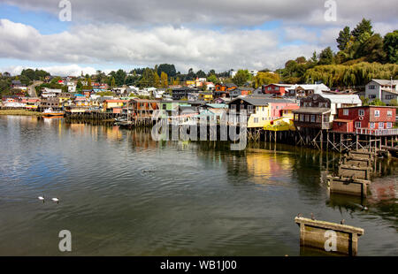 Maisons de Castro sur l'île de Chiloe Chili connu comme palafitos Banque D'Images