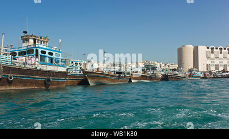 Dubaï, Émirats arabes unis-Novembre 18 : ancien navire marchand arabe le 18 novembre 2012 à Dubaï, AUX ÉMIRATS ARABES UNIS. La technologie de la construction navale est inchangé par rapport à la 18e siècle. Banque D'Images