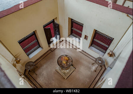 05 Jul-2011-L'intérieur d'un Agiary Le feu sacré Un modèle d'agiyari wadiaji agiyari à côté de Mumbai Maharashtra Inde Asie Banque D'Images