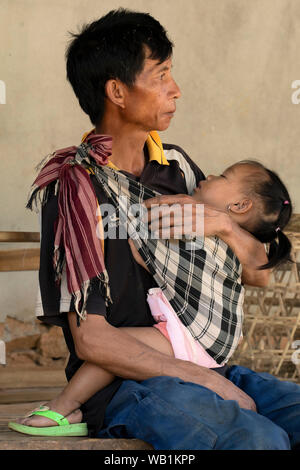 L'Asie, au sud-est, le Laos, Hmong Vilage, père avec enfant, 30078177 Banque D'Images