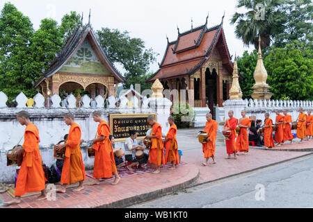 L'Asie du Sud-Est, Laos, Luang Prabang, Patrimoine Mondial de l'UNESCO, au matin, les moines l"aumône cérémonie, 30078213 Banque D'Images