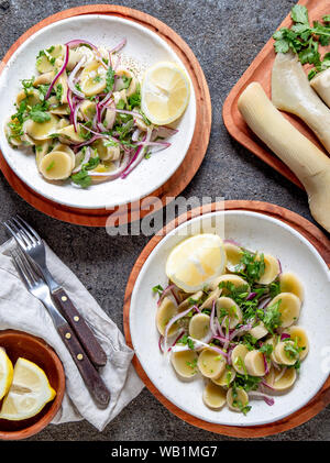 ULTE d'algues ou HULTE. Ulte ceviche salade chilienne avec oignon violet, la coriandre et le jus de citron. Les algues comestibles du pacifique Banque D'Images